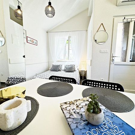 Studio apartment Matoni Postira Esterno foto