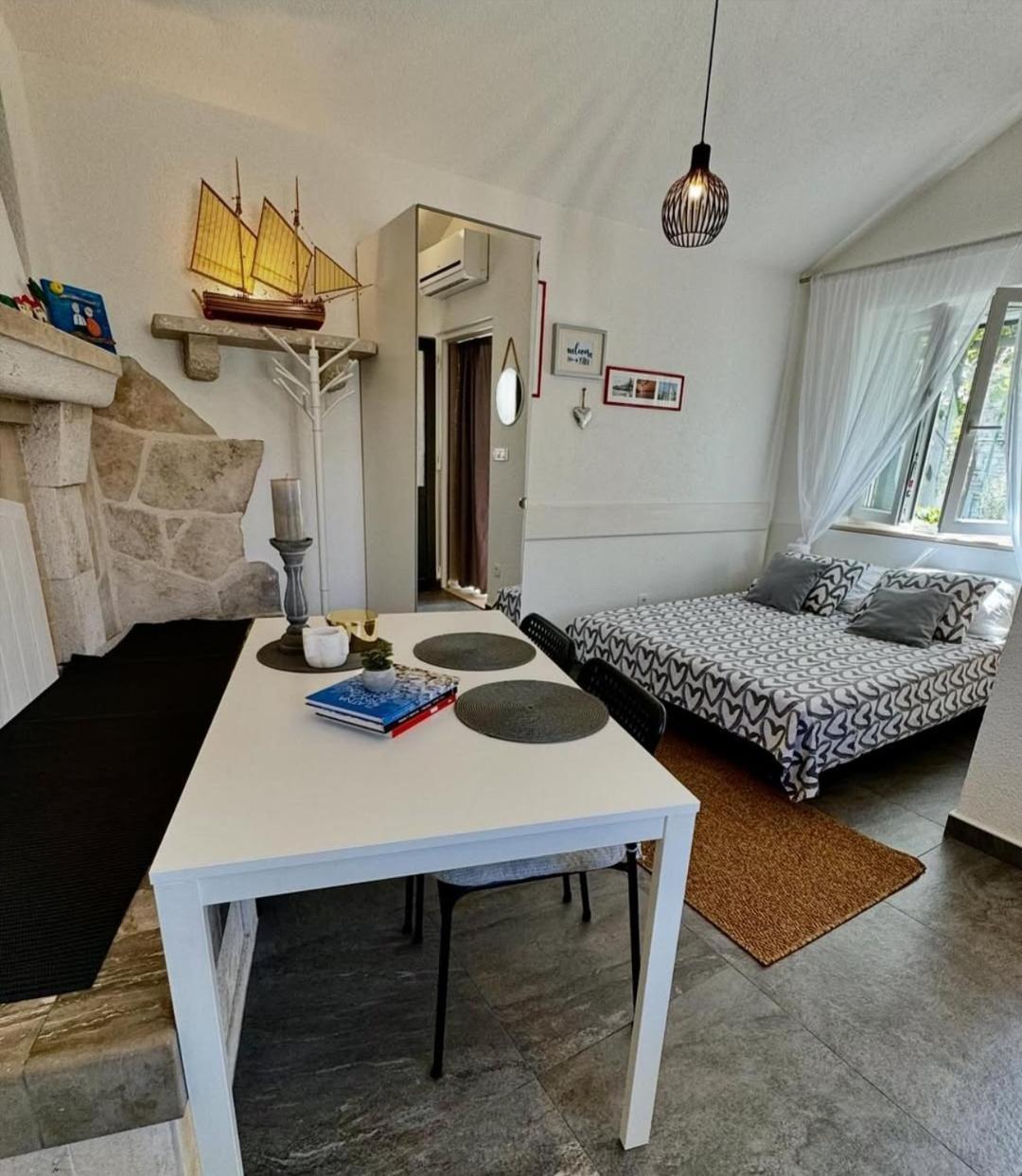 Studio apartment Matoni Postira Esterno foto
